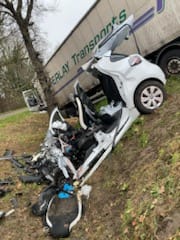 F3Rhone_Alpes's tweet photo. Un père et sa fille meurent dans un #accident de la route à #Jayat (#Ain) @sdis01 https://t.co/zQBT4jeYLy https://t.co/t4tWHK9J0C
