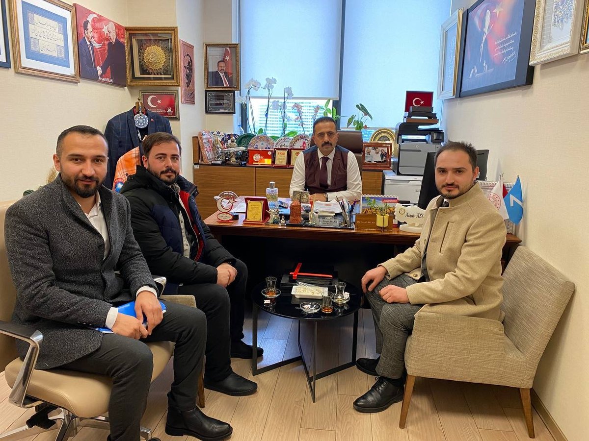 merKl61658688's tweet photo. İşçi Paramedik sürücüler adına bizleri makamında ağırlayıp sorunlarımızı dinleyen @dravsaraslan  Bey’e teşekkürlerimizi sunarız. @RTErdogan @drfahrettinkoca @vedatbilgn https://t.co/cN8IHZi21j