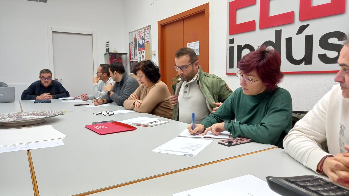 industriaccoopv's tweet photo. #EstaPasando
Delegadas y delegados de comisión  negociadora del convenio del Metal de #Valencia se reunen para preparar la estrategia sindical frente a la negociación del convenio. 

#SalarioOConflicto https://t.co/5FIGFUvmOP