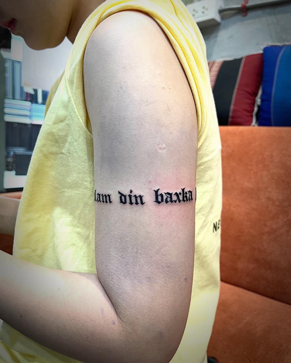 MarchtattooS's tweet photo. • สักตัวอักษรรอบแขน • 
🖋Arm band tattoo

✏️มีบริการปรึกษาลายสักเกี่ยวกับภาษาจีนฟรี
Line : @989xmgek 

#tattoo #tattoos #tattoodesign #tattooideas  #ลายสัก #ลายสักมินิมอล #ลายสักตัวอักษร #ร้านสัก #ร้านสักกรุงเทพ #ร้านสักข้าวสาร #ร้านสักมินิมอล #ถนนข้าวสาร #armbandtattoo https://t.co/X1RYnbmz7U