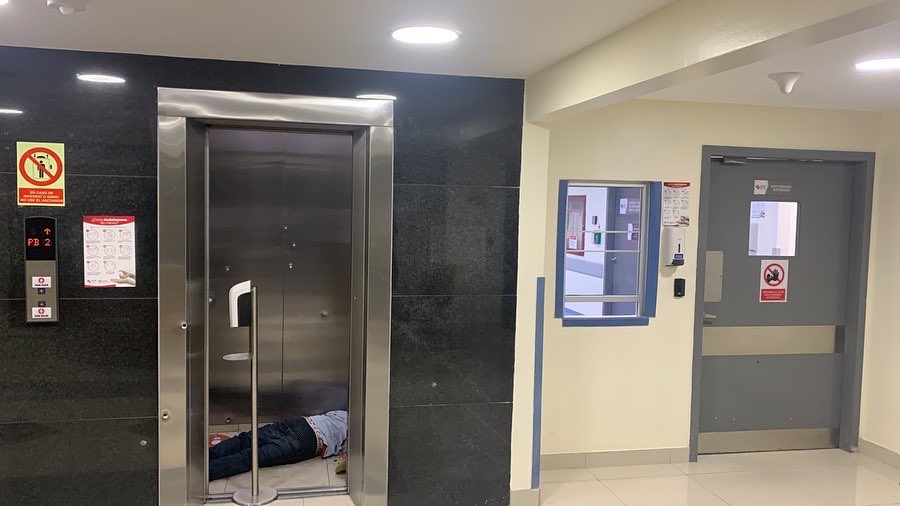 MinMedio's tweet photo. #Guayaquil 
Última Hora:
Balacera en el Omnihospital al norte de la ciudad, pistoleros entraron a la casa de salud para acabar con la vida del herido de la balacera en la Miguel H. Alcivar en días atrás
Se reporta un fallecido y varios heridos https://t.co/vBbrIvrqfl
