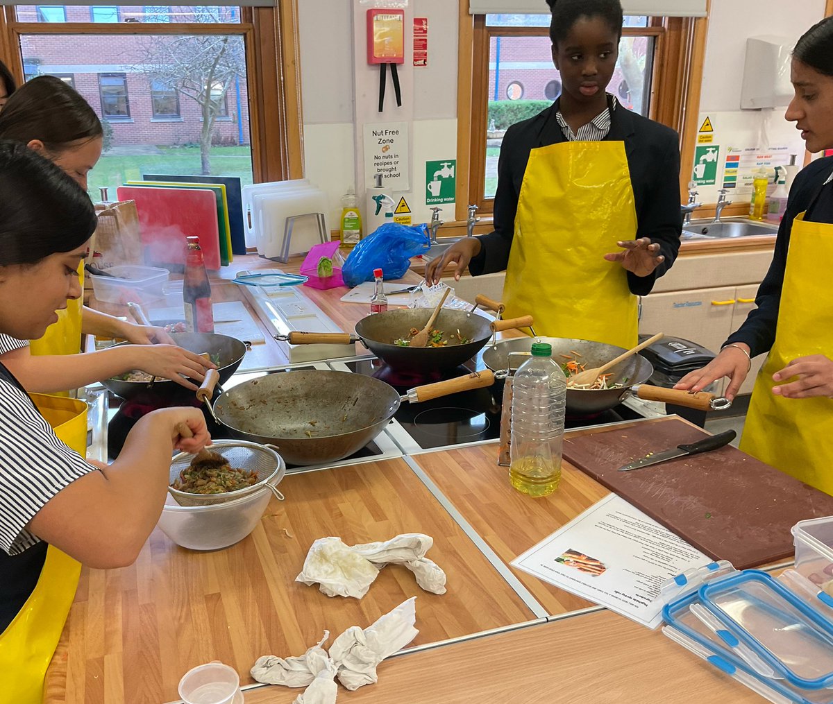 NorthamptonHigh's tweet photo. Year 9 Food and Nutrition pupils are developing skills and learning about healthy eating as they create tasty stir-fry! #WeCan cook and be healthy @StephMKnight @ArtsNHS #LearningTweets https://t.co/3kYq5eICP0