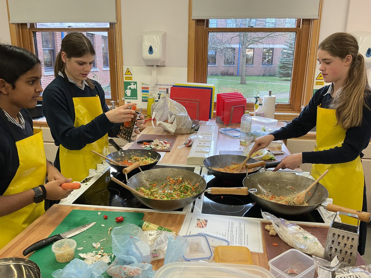 NorthamptonHigh's tweet photo. Year 9 Food and Nutrition pupils are developing skills and learning about healthy eating as they create tasty stir-fry! #WeCan cook and be healthy @StephMKnight @ArtsNHS #LearningTweets https://t.co/3kYq5eICP0
