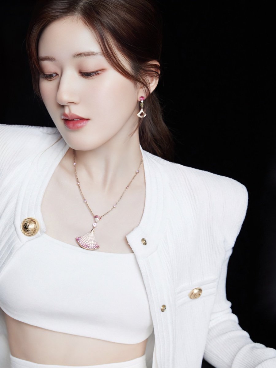 risti_ic's tweet photo. Lusi?? The woman that you are 😳

#ZhaoLusi #赵露思 #RosyZhao https://t.co/g8vfLHLxJf