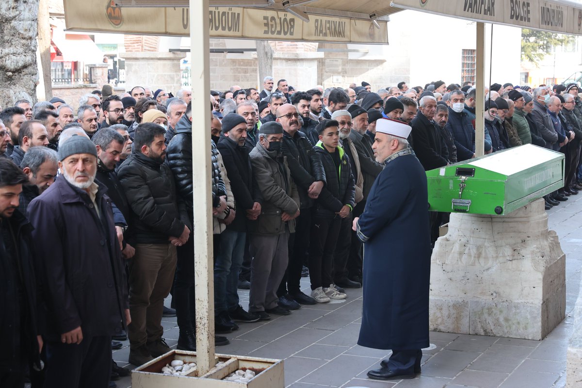 EyupEroglu60's tweet photo. Vefat eden hemşehrilerimiz, 5. Noter Avukat Sadık Doğru ve Ali Işkın'ın cenaze namazlarına katıldık. Rabbim mekânlarını cennet eylesin. Yakınlarına baş sağlığı diliyorum. https://t.co/Dp4SXI7BQR