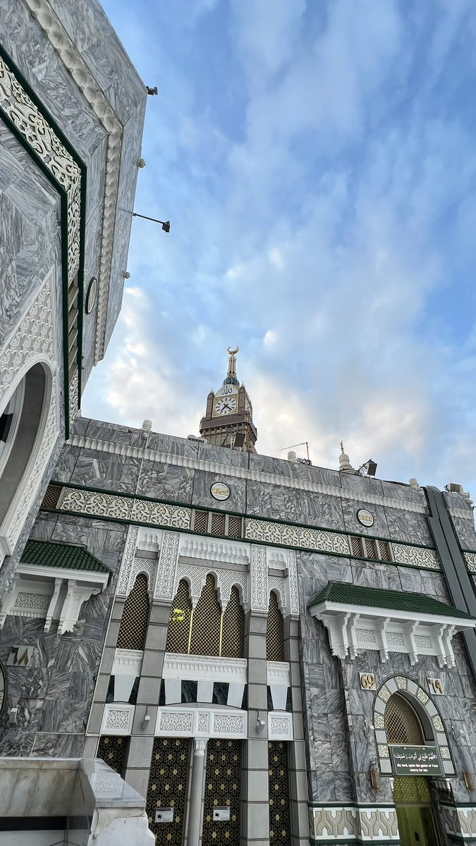 H95asn's tweet photo. سأظلُ طولَ العمرِ بابَك أقرعُ
ياخير من ذا يستجيبُ ويسمعُ
مالي سوى قرعي لبابكَ حيلةٌ 
فلئن طُرِدتُّ فأي بابٍ أقرعُ ؟
#مكه_الان https://t.co/3hXihJpn2y