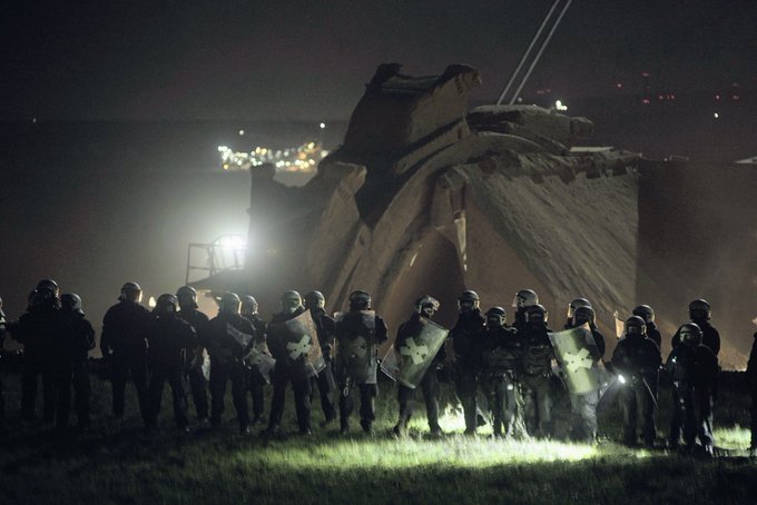 Germany sends massive police forces to ensure opening of new coal mines against #climate defenders. 

Unbelievable. 

Full support for all activists who defend the village of #Luetzerath. #luetzerathbleibt