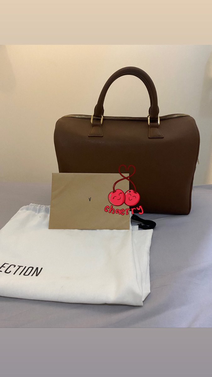 chaerry_sun's tweet photo. 🍒Help RT🍒
🧳 WTS Boston Bag by V BTS
🍒Preloved used twice
✅ Fullset
✅Good Condi (dm me for detail)
💵offer by dm
📍Bandung INA
t. Lfb WTB WTS Mute Boston Bag V BTS Taehyung #pasarbts #taehyung #v #bostonbag https://t.co/p5x3j8n70Q