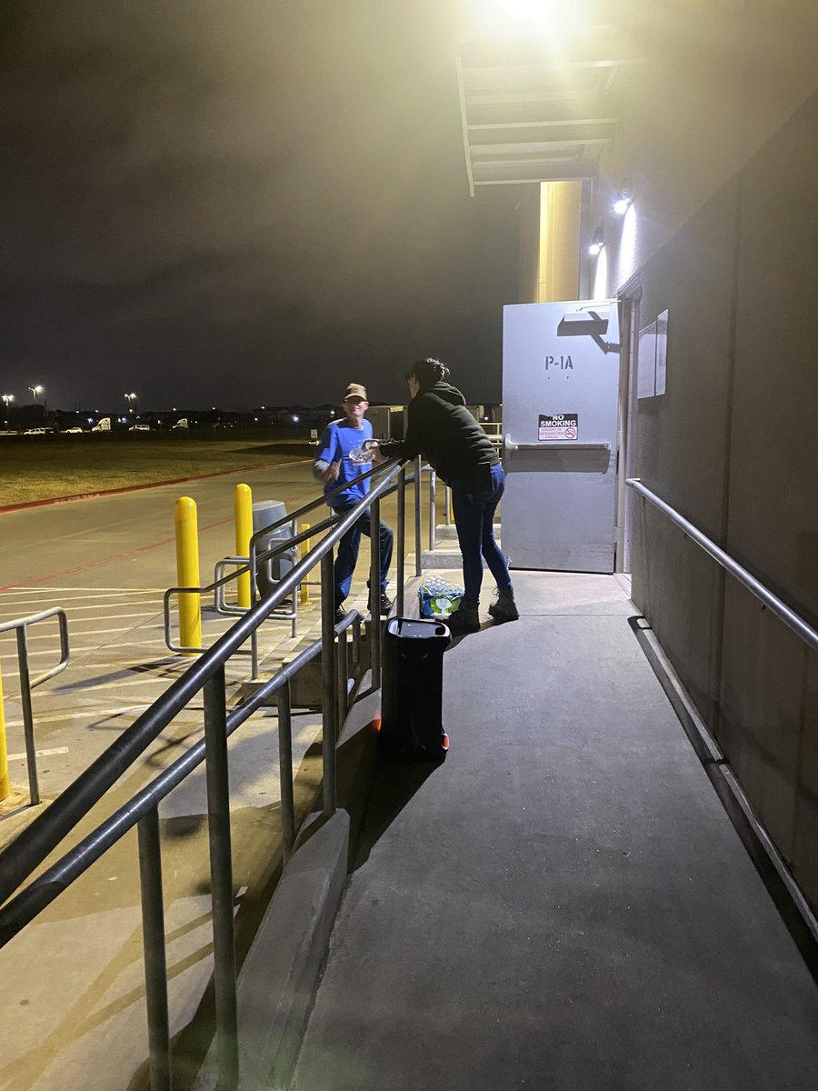 AbdulAb45258458's tweet photo. Team Willowbrook “Wellness Wednesday” Meet and Greet. Tony and the rest of the Safety committee members greeting the crew.
#WillowbrookStrong
#WillowBest
#togetheWeAreUPS
@SoCalLeaders
@ealarcon10
@UPSers
@RedRiverUPSers https://t.co/uoM16ESAn3