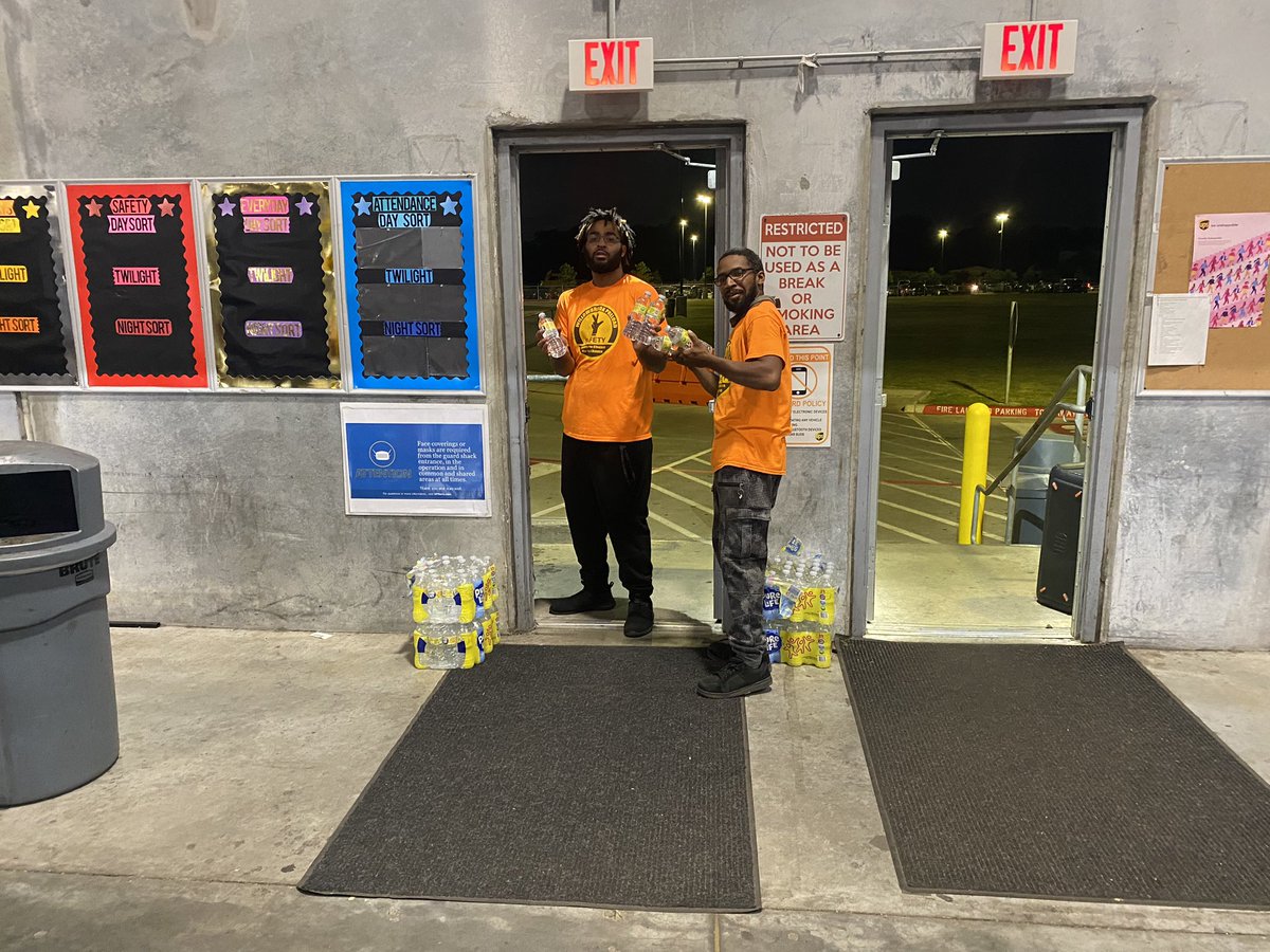 AbdulAb45258458's tweet photo. Team Willowbrook “Wellness Wednesday” Meet and Greet. Tony and the rest of the Safety committee members greeting the crew.
#WillowbrookStrong
#WillowBest
#togetheWeAreUPS
@SoCalLeaders
@ealarcon10
@UPSers
@RedRiverUPSers https://t.co/uoM16ESAn3