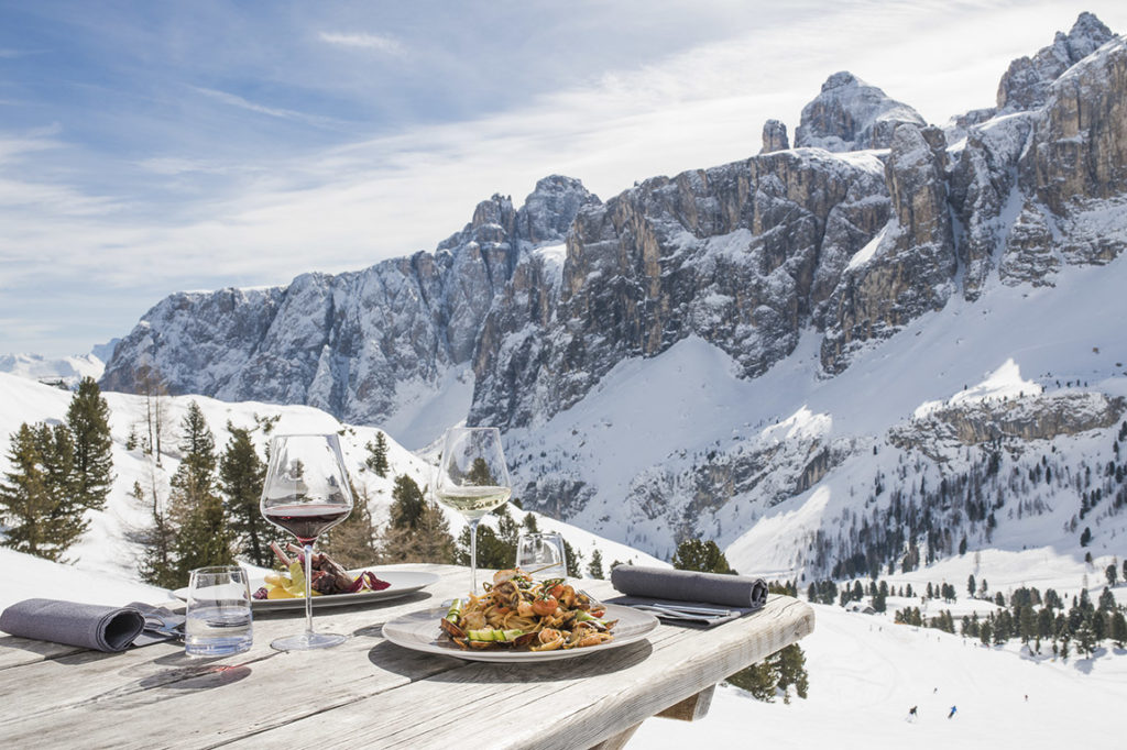 GermanyMagazine's tweet image. Chefs all the way up at 2,000 metres? Skiing followed by a tasty breakfast? A wine ski safari? If you are into food, and love skiing, Alta Badia might just be the perfect holiday destination. We explore the gourmet experiences in the snow! 
discovergermany.com/gourmet-experi… @altabadiaorg
