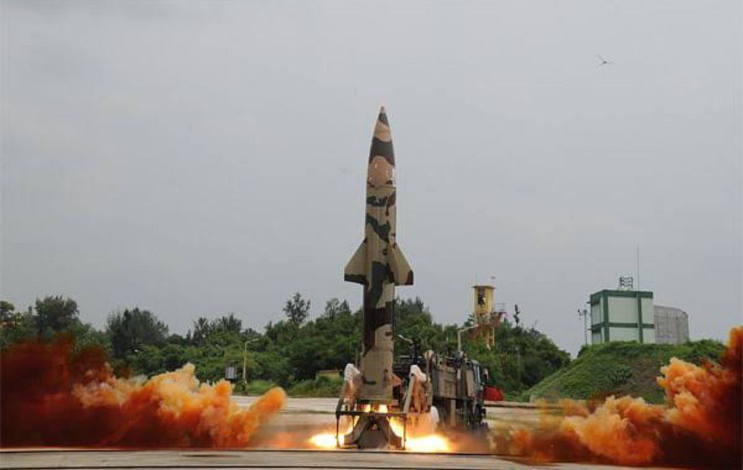 india_narrative's tweet photo. India 🇮🇳 successfully carried out a test launch of the tactical ballistic missile #PrithviII from the Integrated Test Range, Chandipur off the coast of #Odisha. The missile hit its target with high accuracy
#INDefence #BallisticMissile https://t.co/d9GrZYaWct