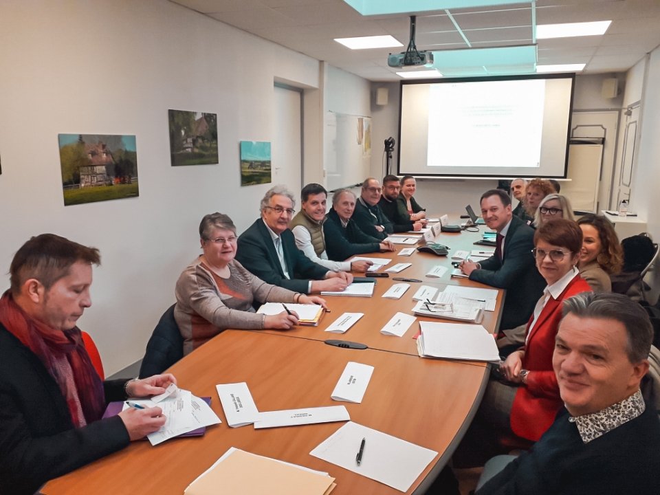 Prefet14's tweet photo. Suite à la crue du Cirieux survenue en juin 2019, une étude de grande envergure sur son bassin vient d’être lancée par Guillaume LERICOLAIS, sous-préfet de #Lisieux, afin d'accompagner les collectivités dans l’adaptation de leur plan de prévention des risques #inondation. https://t.co/DLyTHoEL8I