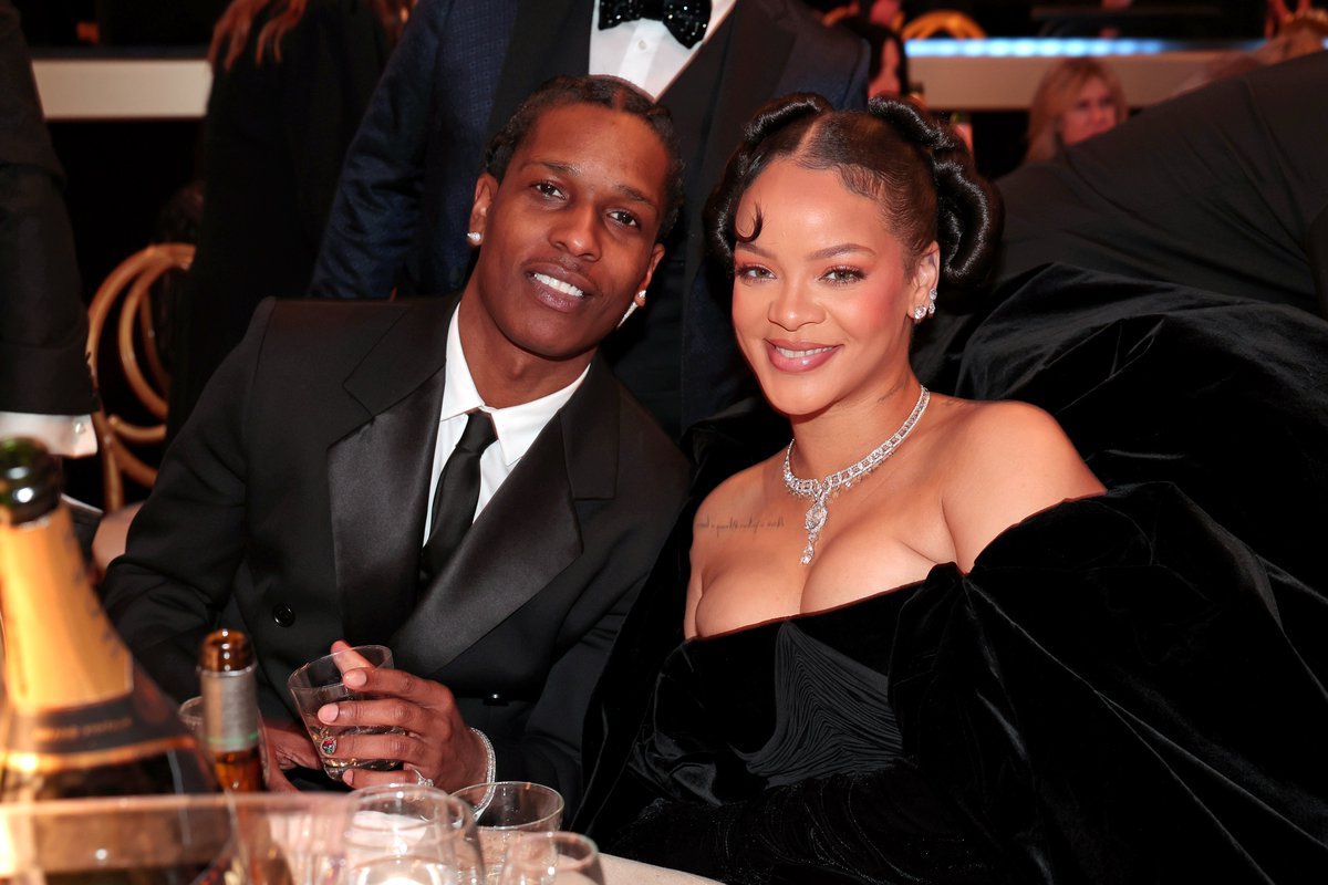 Schiaparelli's tweet photo. Queen of the night @rihanna in custom @schiaparelli Haute Couture by #DanielRoseberry with @asaprocky at the @goldenglobes 

Silk jersey drapé.
Black velvet bustier.
Black bonded silk velvet stole.

Stylist @illjahjah https://t.co/tPCizB7utn