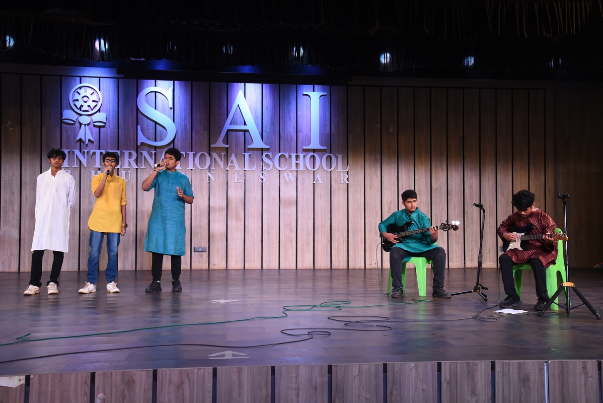 SAI_Edu_In's tweet photo. The Assembly presented today by SAIoneers of Class IX brought forth their learning & inculcation of 7 habits an effective Leader with aplomb. The play staged by them aimed at reflecting on the dissipating ethos in present society.
#AssemblyPresentation
#Youth
#EmotionalQuotient https://t.co/iJ09nELr1P