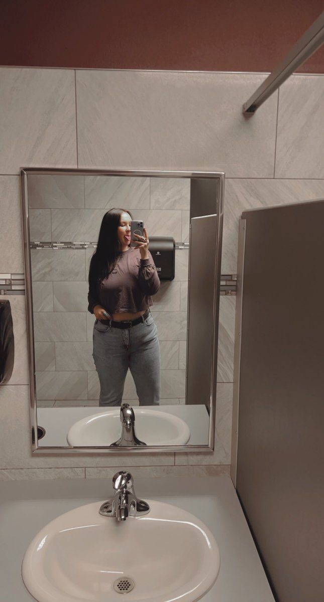 meadowherman's tweet photo. Pre-pandemic (6 months post baby number 2) Vs. Now (6 months post baby number 3 

275lbs Vs. 228lbs ✨ https://t.co/YFKROWqFAN