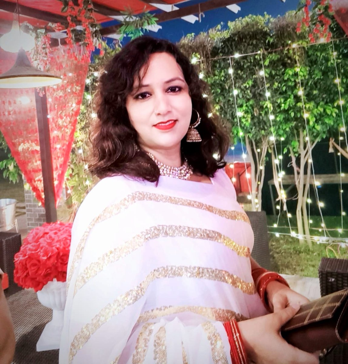 कभी-कभी आज़मा कर देख लेना,
गैर भी अपनों से बेहतर मिल जाते हैं..
Good evening..🏵️🌺🏵️