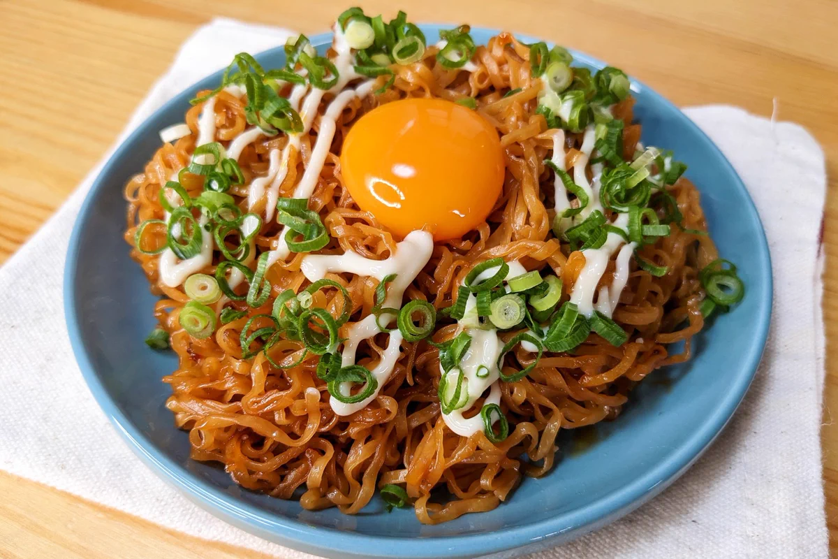 やばい。美味しそう。悪魔の焼きチキンラーメン油そば。