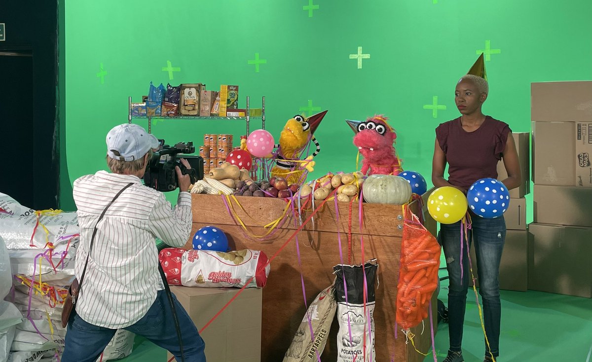 BizzyPuppet's tweet photo. Shooting the pilot for our TV show - here are some behind the scenes pictures. 💛 https://t.co/s84JqttdKS