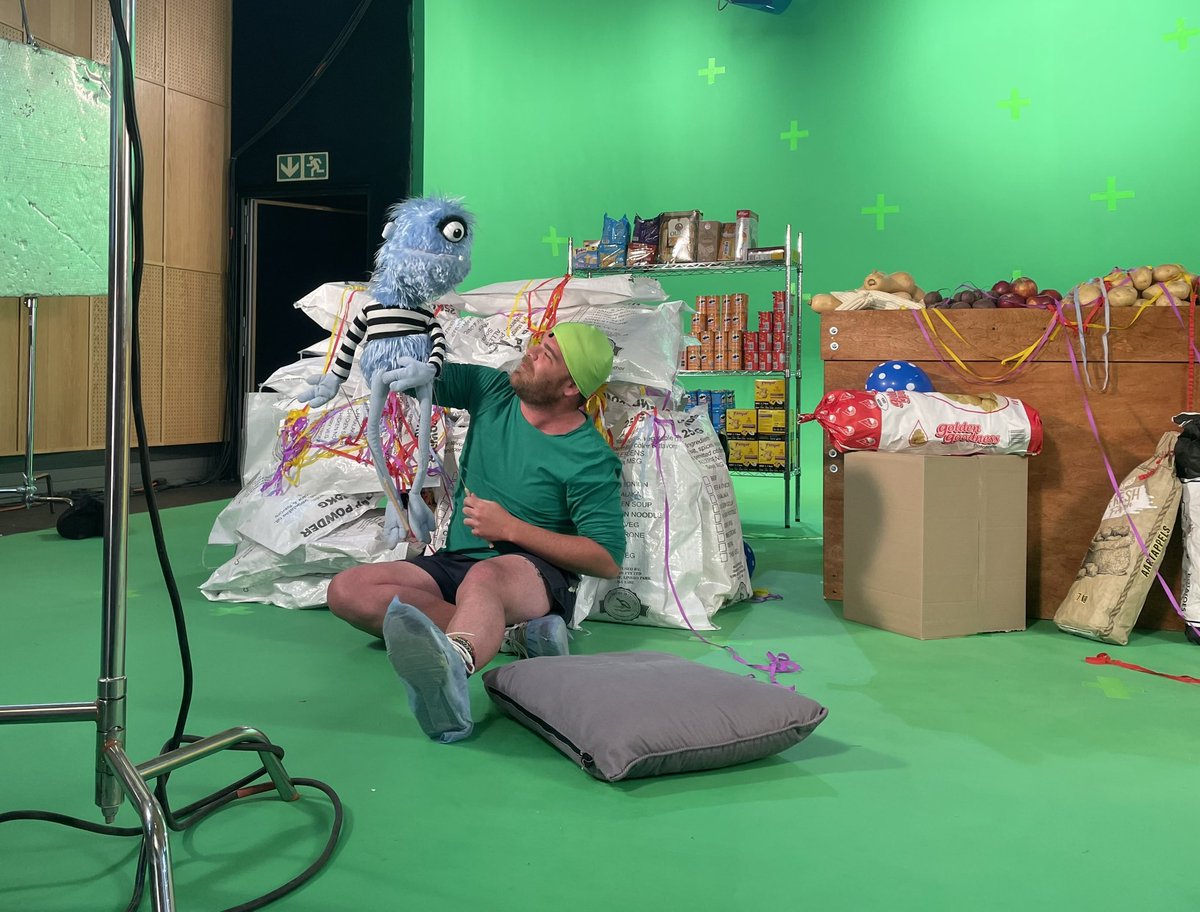 BizzyPuppet's tweet photo. Shooting the pilot for our TV show - here are some behind the scenes pictures. 💛 https://t.co/s84JqttdKS