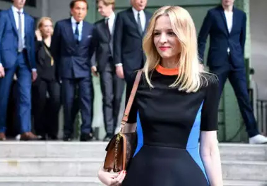 newsifyecho's tweet photo. Bernard Arnault appointed his daughter Delphine to run LVMH's second biggest brand Dior .
#newsifyecho,#newsify,#freshify,#Businessman,#Dior,#legacy,#brand,#newlynews,#updatedecho,#newsstock https://t.co/vH5zGqyuP6