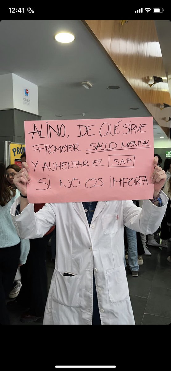 med_ab_toledo's tweet photo. Algunos carteles de la manifestación de hoy en la #Facultaddemedicinadealbacete de los estudiantes que se oponen al itinerario Albacete-Toledo https://t.co/gdlnfIo19P