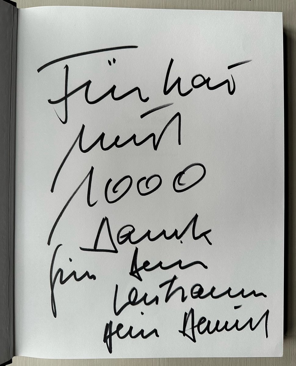 KaiDiekmann's tweet photo. „Unter hunderten Fotoreportern wählte Kai Daniel aus, weil Daniels Finger nicht zittert vor Prominenten, weil er eine visuelle Intelligenz hat.“ Schreibt Franz Josef Wagner im Vorwort des neuen Bildbandes von @DanielBiskup: „Porträt“. Glückwunsch, lieber Daniel! @BILD https://t.co/L0j3PA1Nzz