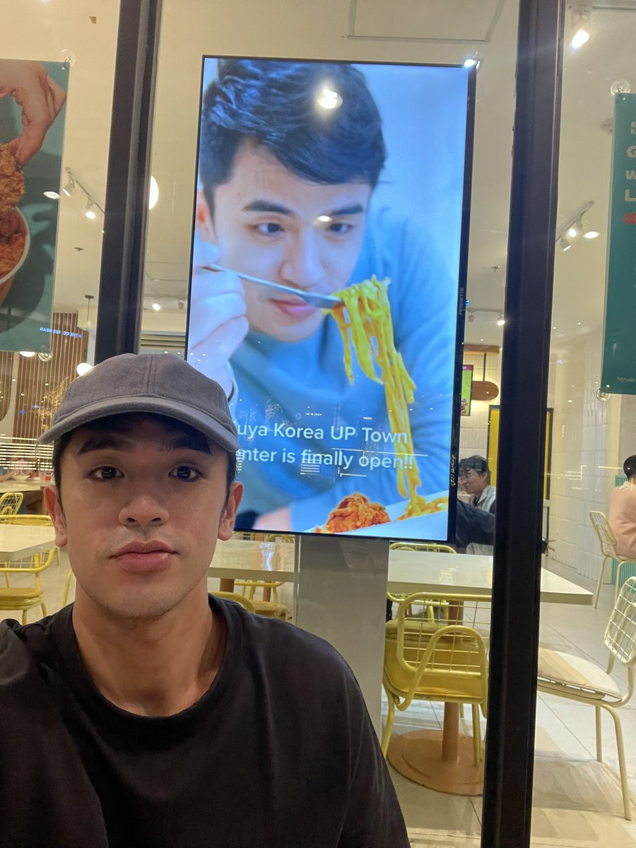 davidlicauco's tweet photo. Sino yan 😂 @ Kuya Korea UP Town https://t.co/6BPsn6kP6z