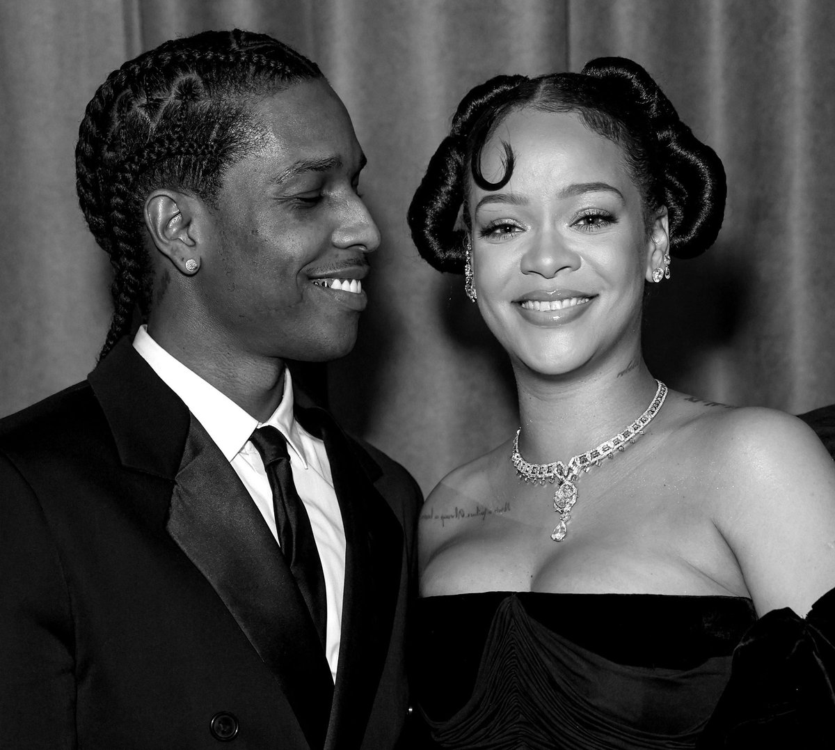 mamamoMkbrnt's tweet photo. the way a$ap rocky looks at rihanna 😩 lord, when https://t.co/mVJL36bvyB
