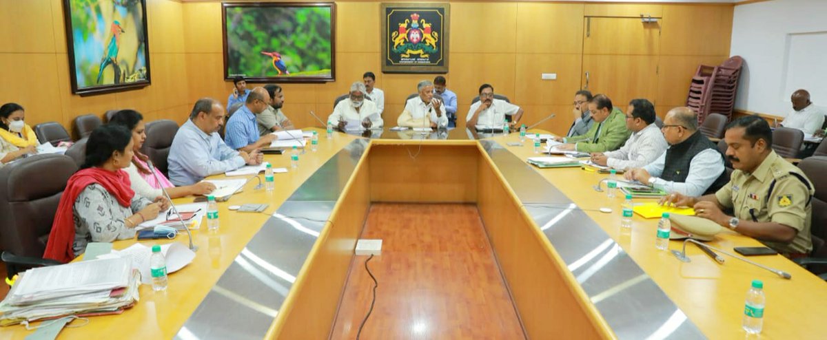 chnpolice's tweet photo. ಚಾ.ನಗರ ಜಿಲ್ಲಾ ಉಸ್ತುವಾರಿ ಸಚಿವರ ಅಧ್ಯಕ್ಷತೆಯಲ್ಲಿ ಬೆಂಗಳೂರು ವಿಧಾನಸೌಧದಲ್ಲಿ “ಕೊಳ್ಳೇಗಾಲ ತಾಲ್ಲೂಕು ಸತ್ತೇಗಾಲ(ಜಾಗೇರಿ )ಗ್ರಾಮ ವ್ಯಾಪ್ತಿಯ ರಿಸನಂ 174ರಲ್ಲಿನ ಸಕಾ೯ರಿ ಜಮೀನಿನಲ್ಲಿ ಸುಮಾರು ವಷ೯ಗಳಿಂದ ಸಾಗುವಳಿ ಮಾಡುತ್ತಿರುವ ರೈತರುಗಳಿಗೆ ಪ್ರಸ್ತಾಪಿತ ಜಮೀನಿನ ಹಕ್ಕು ಪತ್ರ ನೀಡುವ ಸಂಬಂಧ ”ನಡೆದ ಸಭೆಯಲ್ಲಿ ಭಾಗವಹಿಸಲಾಯಿತು. #SPchn https://t.co/76oiep0X80
