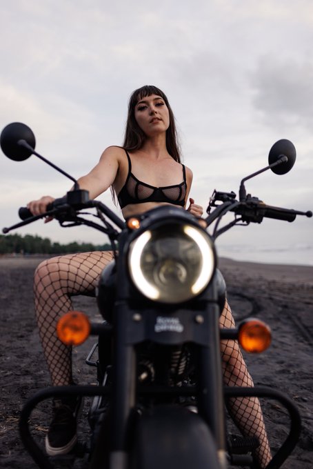 MV AWARDS CONTEST DEALS! $5=FYEO nude $10=unreleased vid $20=3 solo vids $25=video dick rate $50=orgasm