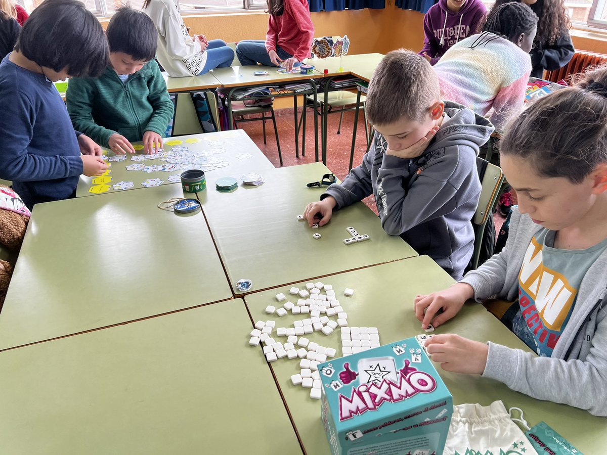 juanffv's tweet photo. Seguimos ampliando las alternativas al aprendizaje. Una vez a la semana trabajamos con juegos de mesa #ABJ en @CpGermanfe Esta semana con Lengua: vocabulario, respeto, velocidad de reacción… #palabrea #batamo #mixmo #turboreader #slapzi #fastwords #carreradeletras https://t.co/52TgCezSsx