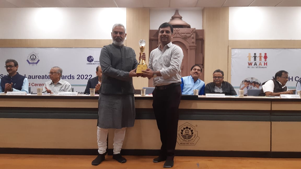 My poster presentation won first place in the Senior Science Laureate Category. My PI receiving the trophy from <a href="/ksarabhai/">Kartikeya Sarabhai</a> and we are exhilarated!! 🎉 It will always inspire us to make our contribution to the community through Science🧬🔬
<a href="/vascsc/">VASCSC</a>

#STEMeducation #ScienceTwitter