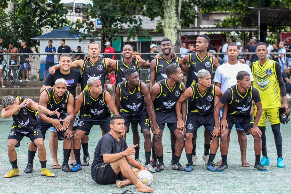 beiradalinhaof's tweet photo. primeira do ano com eles 💛🖤

#BEIRADALINHA
#AVANTESEMPRE https://t.co/Xt4xLN1AEF
