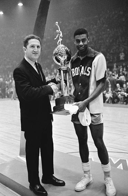 kaelenjones's tweet photo. Owners cussing. Players standing firm.

A boycott of the 1964 All-Star Game threatened the NBA's future—altering it for the better.

New #SportsHistoryThisWeek ⬇️

🏀 HOF Wayne Embry
📝 @DaveZarum
🎙️ @OverAndBackNBA

Apple: https://t.co/GqVivTcQ9h
Spotify: https://t.co/Xan76mCvDj https://t.co/HL7K6XrcTI