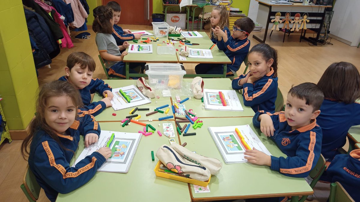 EscolapiosADH's tweet photo. Nos encanta comenzar cuadernos nuevos. Seguimos trabajando con las regletas los conceptos #midecomo #maslargoque #tanlargocomo. 
¡Practicando todo es más fácil! https://t.co/gaWhNjDcvq