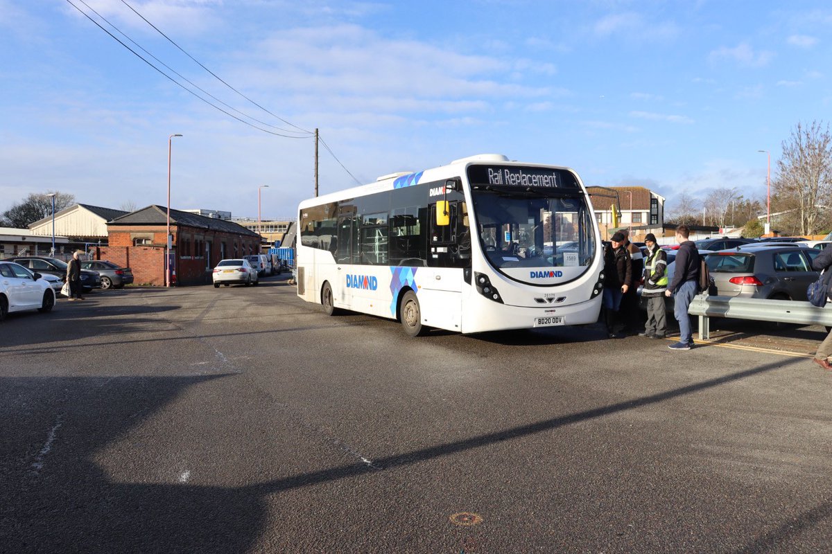 timothylam1992's tweet photo. Today is the first day of @chilternrailway Replacement Bus  Service 11:17am  West Ealing to West Ruslip #ChilternRailway #ReplacementBus #WestEaling #WestRuslip @geofftech @Sim0nTrains https://t.co/6W17n7eHhX