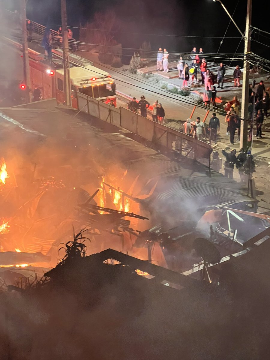 Conejocoach's tweet photo. Incendio ayer en playa Conchitas…asistiendo a los vecinos. Pudimos salvar la casa entre todo. @alertaconcon @meganoticiascl @AlertaVR https://t.co/3nhXxMxLV2