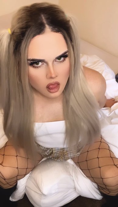 I need someone to rip my tights 😈🔥  https://t.co/rpnmfCiYDK https://t.co/mmYhKlhfVG