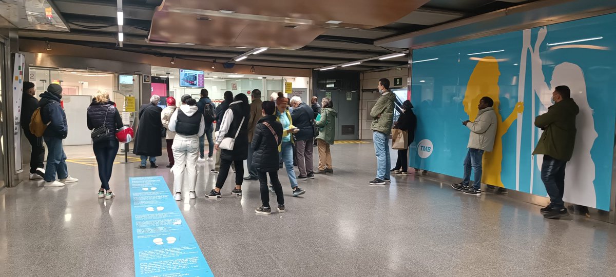 CGTmetroBCN's tweet photo. 🔴 Primera foto ahir
⚫ Segona foto avui
I així dia rera dia, als #PuntsTmb les cues d'hores, són el dia de la marmota per a milers d'usuaris.
#Vergonya @laiabonetrull https://t.co/MwLcOXBox3