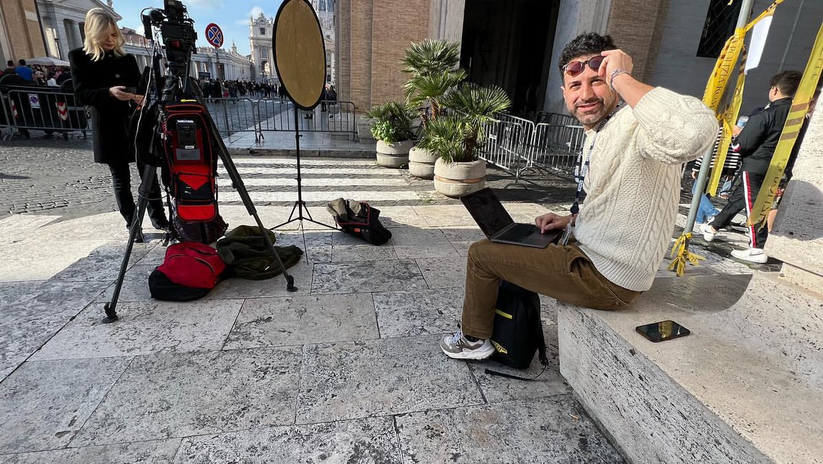 MobileViewpoint's tweet photo. Big events demand best technology.
#BBCNews reporting live from Vatican City with Mobile Viewpoint's #WMTlive
mobile encoder. 📸 Maarten Lernout
#VaticanCity #TVcrew #TVnews #LiveTV #behindthescenes https://t.co/28yldK9CbZ