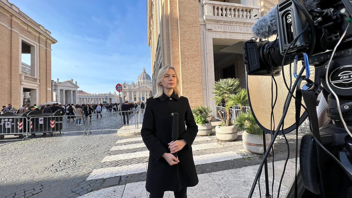 MobileViewpoint's tweet photo. Big events demand best technology.
#BBCNews reporting live from Vatican City with Mobile Viewpoint's #WMTlive
mobile encoder. 📸 Maarten Lernout
#VaticanCity #TVcrew #TVnews #LiveTV #behindthescenes https://t.co/28yldK9CbZ