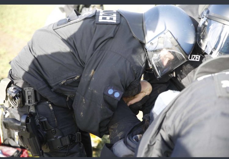 hier sieht man wie ein polizist heute in #Luetzerath versucht, einer person das handgelenk zu brechen. 
#lützi