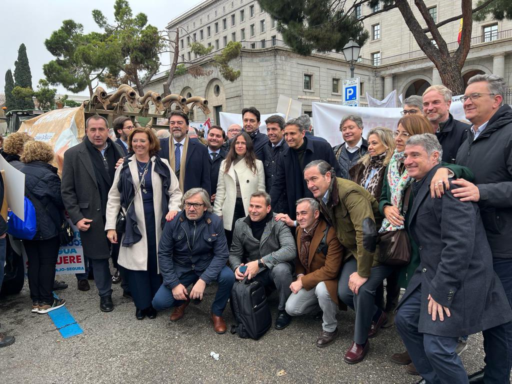 alicantepp's tweet photo. 🔵El Partido Popular siempre al lado de los regantes y de los intereses de la provincia de Alicante.

📢 Hoy en Madrid hemos defendido el trasvase Tajo-Segura y hemos clamado contra los recortes injustificados del mismo ✂️✂️

💧 Sin agua la huerta de Alicante se muere. https://t.co/99l4lrorbv