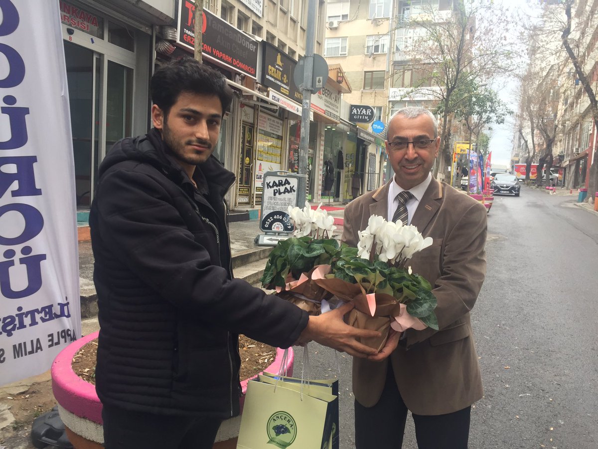 10 Ocak Gazeteciler Günü nedeniyle nezaketinden dolayı @TuzlaBelediyesi Başkanı sayın @drsadiyazici ‘ya, Basın Yayın Müdürü @guvenada’ya Basın şefi Veysel Çelik ve Anıl Uçan’a hediyeleri ofisimize kadar getiren belediye çalılanlarına sonsuz teşekkürler 🙏