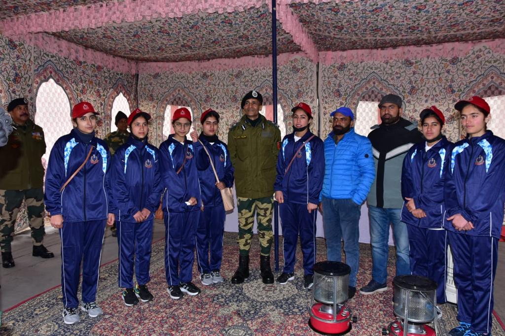 kohali_rajan's tweet photo. On Wednesday #BSF sent a contingent of 29 Kashmiri students from different schools of Kashmir Valley for educational-cum-motivational Bharat Darshan Tour. #BharatDarshanWithBSF #Kashmir #MCStan #BB16 #TejRan #NewKashmir #PriyanKit https://t.co/UmfHYMEfnV