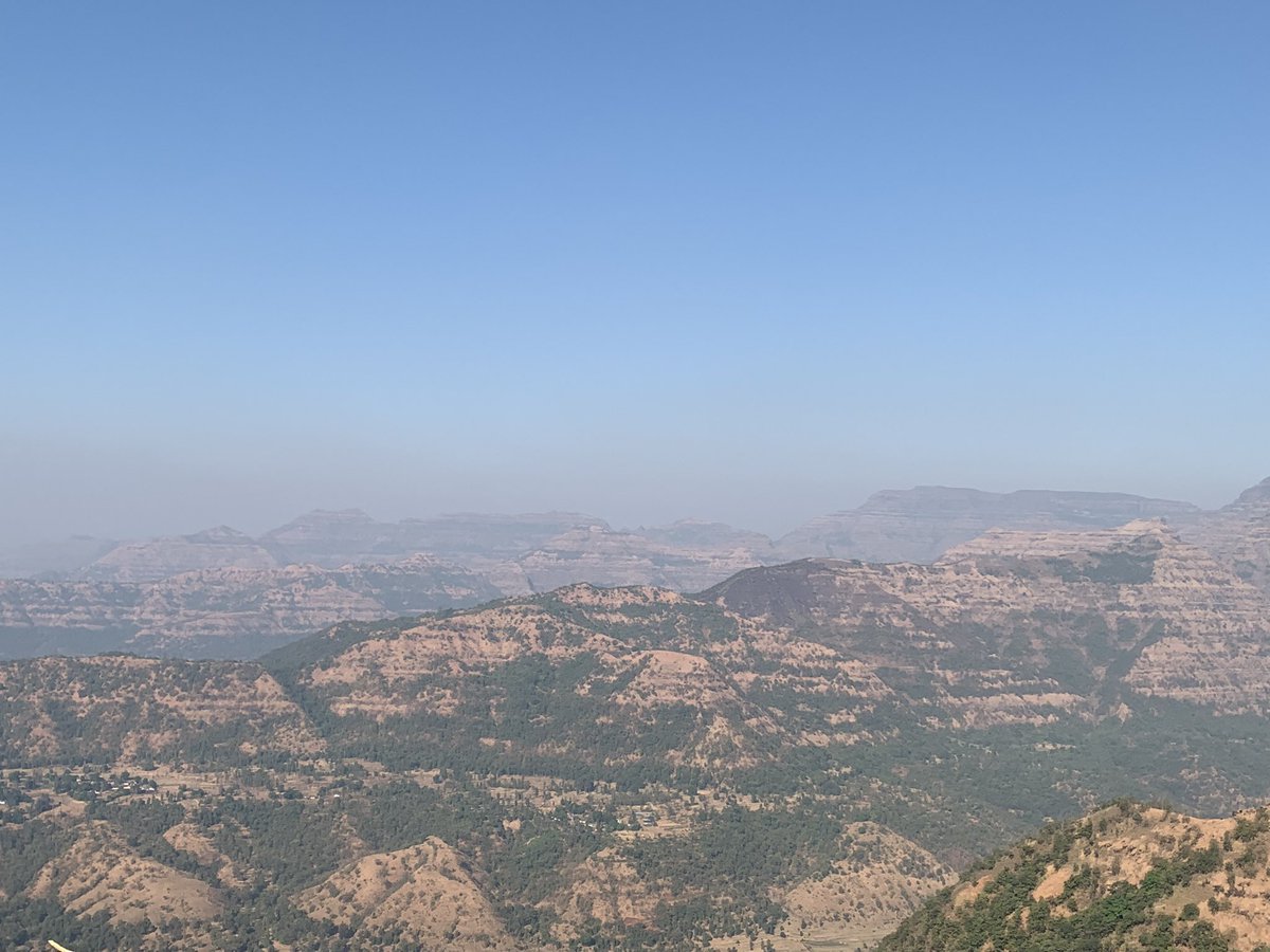 karthickbala's tweet image. Multiple layers of solidified flood basalt of Deccan Traps from Mahabaleshwar. One of the largest volcanic features on Earth #Geology #WesternGhats