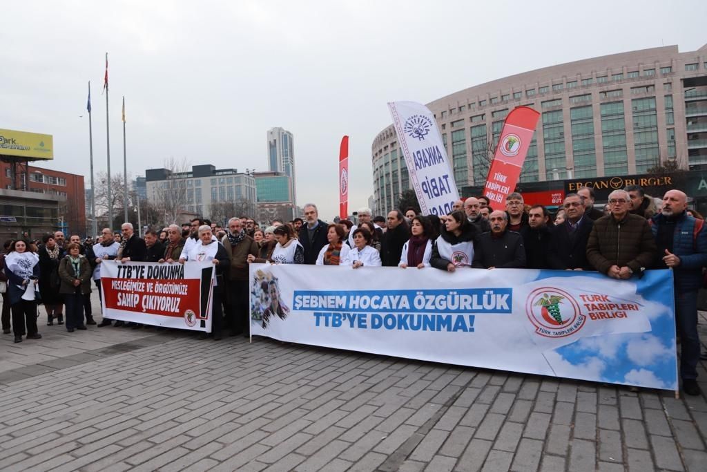 ttborgtr's tweet photo. Dr. Şebnem Korur Fincancı 2 Yıl 8 Ay 15 Gün Hapis Cezasına Çarptırılarak Tahliye Edildi:
Mücadelemiz Sürecek; Hekimler Susmaz, TTB Susturulamaz!

📢 #ŞebnemHocaÖzgür
📢 #İyikiTTBvar 

👇
https://t.co/x3amGDXFY8 https://t.co/OUZs10AKFe
