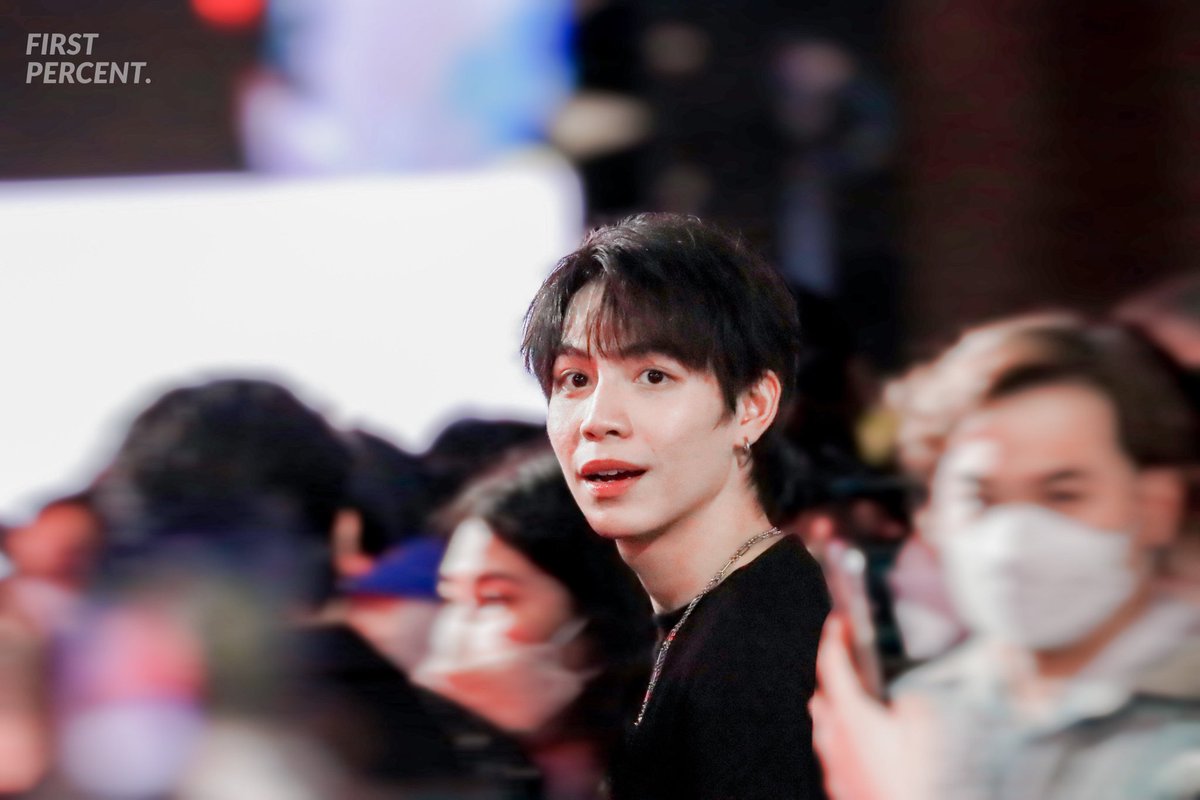 mixkanawat's tweet photo. okay but why does this look like a kdrama where khaotung is a renowned actor and first is his fan and when their eyes meet in the crowd, the world around them suddenly becomes blurry and time stops for a minute that seems to last forever?

#BataEventXFirstKhaotung https://t.co/o4EIXWiZZ0