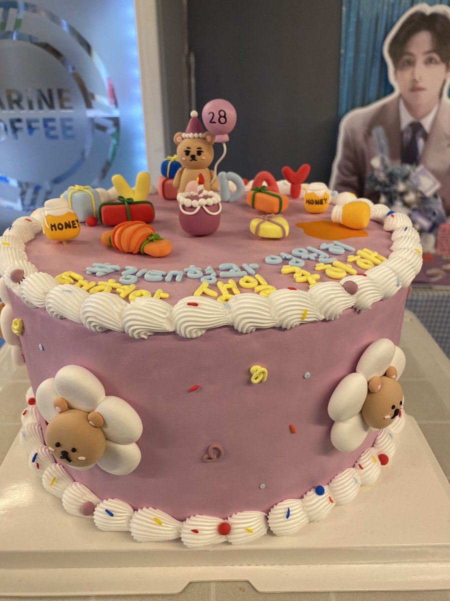 _ChanHee_x426's tweet photo. テテのセンイルの付き添いでジンくんが買えたのでとても嬉しかったです💜
ありがとうございました🐹🐻
店内も可愛かった🥺
@ALittleBraver92 님
@HYBE_Marine https://t.co/lcn91SZB9P